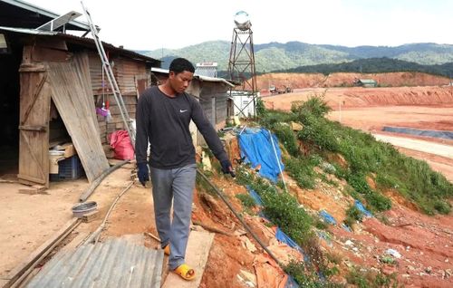 Anh M’Bon Ha Mên, sinh sống tại khu dân cư K’Nớ 5 bày tỏ sự bất an khi tình trạng sạt lở càng ăn sâu vào phần đất nhà ở của gia đình