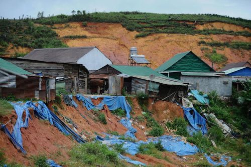 Dù được phủ bạt che chắn nhưng phần ta luy phía sau nhà của nhiều hộ dân vẫn tiếp tục bị sạt trượt
