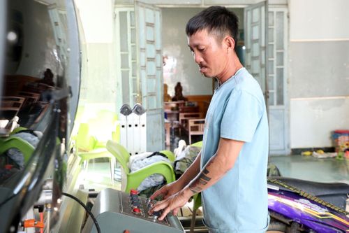 Anh Lý Quốc Phú được vay vốn ngân hàng chính sách để mở xưởng sản xuất cửa nhôm kính