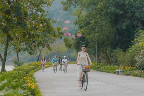 Những trải nghiệm xanh như đạp xe giữa thiên nhiên đang góp phần nâng cao sức hấp dẫn của điểm đến, hướng tới xây dựng hệ sinh thái du lịch thông minh và bền vững tại Ninh Bình. Ảnh: Ngọc Linh