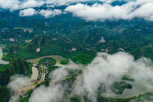 Quần thể danh thắng Tràng An với hệ sinh thái núi đá vôi, sông ngòi và rừng đặc dụng tạo nên giá trị nổi bật của Di sản Văn hóa và Thiên nhiên thế giới. Ảnh: Ngọc Linh