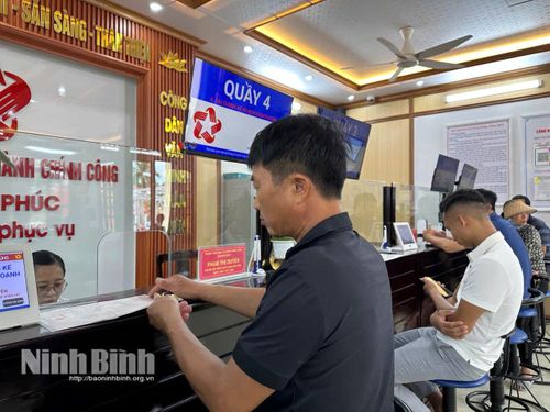 Người dân đến làm thủ tục hành chính tại Trung tâm Phục vụ hành chính công xã Giao Phúc.