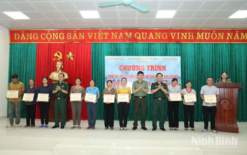 Lãnh đạo Công an tỉnh, Bộ Chỉ huy Quân sự tỉnh, Ban Chỉ huy Bộ đội Biên phòng tỉnh trao quà cho ngư dân có hoàn cảnh khó khăn trên địa bàn xã Kim Đông.