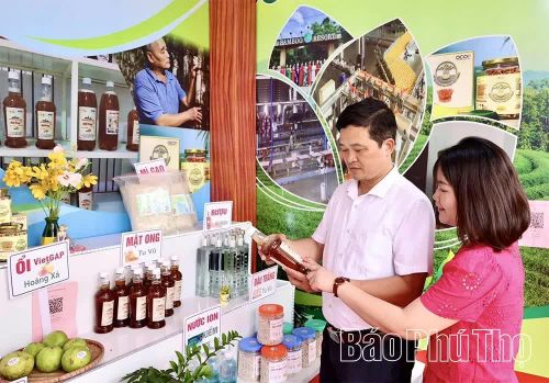Sản phẩm mật ong đạt chứng nhận OCOP 3 sao của xã Tu Vũ được trưng bày tại Lễ hội Đền Hùng và Tuần Văn hóa - Du lịch Đất Tổ năm 2026.