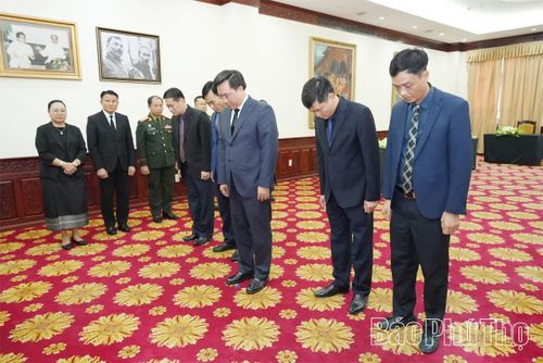 Đồng chí Chủ tịch UBND tỉnh Trần Duy Đông và đoàn đại biểu tỉnh Phú Thọ viếng Chủ tịch Quốc hội Lào.