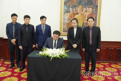 Đồng chí Chủ tịch UBND tỉnh Trần Duy Đông ghi sổ tang tại lễ viếng đồng chí Saysomphone Phomvihane tại Đại sứ quán Lào.