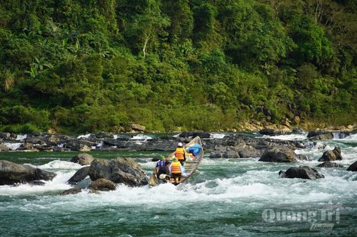 Thác Tam Lu trên sông Long Đại, một thắng cảnh của xã Trường Sơn - Ảnh: P.P