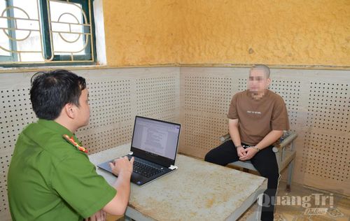Đối tượng Tô Đức Thiên, quản lý cấp cao của "Lương Sơn TV" tại cơ quan Công an - Ảnh: N.Q.V