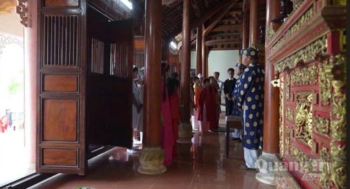 Hành trình về “địa chỉ đỏ” của các em học sinh Trường tiểu học Lê Văn Tám ngay trên mảnh đất quê hương - Ảnh: A.T