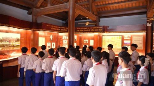 Các em học sinh Trường THCS Triệu Thành tại Khu lưu niệm Tổng Bí thư Lê Duẩn, xã Triệu Phong - Ảnh: A.T