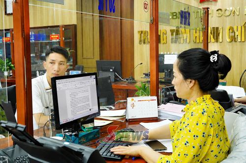 Cán bộ Trung tâm Phục vụ hành chính công tỉnh tiếp nhận, hướng dẫn doanh nghiệp thực hiện thủ tục hành chính.