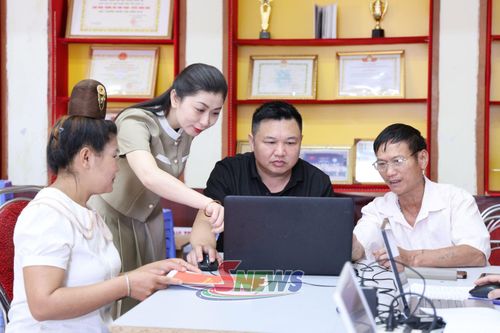 Lãnh đạo xã Muổi Nọi kiểm tra việc cập nhật dữ liệu đất đai tại bản Nam Tiến.