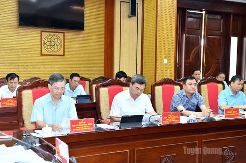 Các đồng chí Thường trực Tỉnh ủy và đại biểu tại cuộc họp.