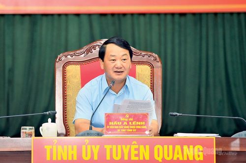 Đồng chí Bí thư Tỉnh ủy Hầu A Lềnh phát biểu chỉ đạo tại cuộc họp.