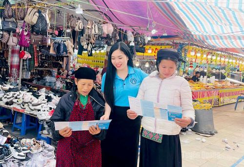 Cán bộ BHXH tỉnh tuyên truyền chính sách BHXH, BHYT.