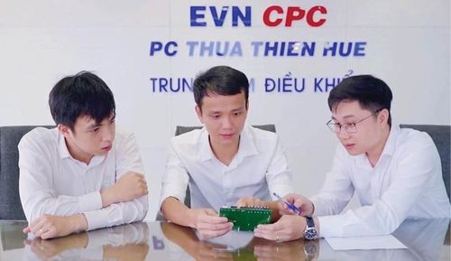 Anh Cao Huy Đỗ (giữa) cùng các đồng nghiệp.