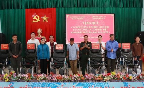 Trao tặng xe lăn cho các đối tượng bị ảnh hưởng chất độc da cam