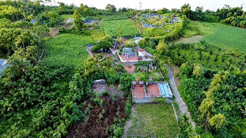 Nhiều nghĩa trang nhân dân được hình thành từ rất lâu về trước, trong bối cảnh đất đai còn rộng, dân cư thưa và việc quy hoạch nghĩa trang chưa được đặt ra như hiện nay. (Ảnh Hà Thắng).