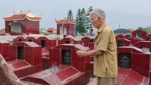Với người dân quê, nghĩa trang làng không chỉ là nơi an nghỉ mà còn là nơi gắn kết các thế hệ, nơi ông bà, cha mẹ và người thân được nằm gần nhau.
