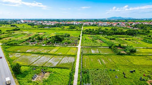 Do lịch sử để lại, ở nhiều nơi, các ngôi mộ vẫn nằm rải rác, chưa được quy tập về những nghĩa trang được quy hoạch khang trang, sạch đẹp. (Ảnh Văn Nhất).