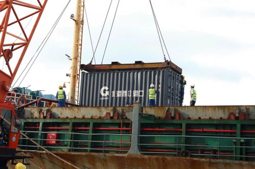 66 container nông sản ở Đồng bằng sông Cửu Long được đưa lên tàu.