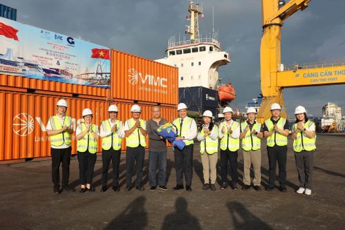 Đại diện VIMC tặng hoa chúc mừng thành viên của tàu.