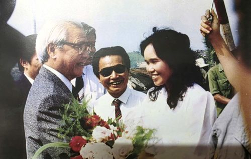Ngành GTVT tặng hoa Thủ tướng Chính phủ Võ Văn Kiệt trong chuyến thăm cầu Yên Bái năm 1997. Những nhịp cầu vươn qua sông Hồng không chỉ mang phương tiện qua lại mà còn chứng kiến những đổi thay của Yên Bái trong suốt hơn ba thập kỷ. Từ những chuyến xe chở nông sản, hàng hóa đến những người dân đi làm, đi học, cây cầu dần trở thành một phần quen thuộc trong đời sống.