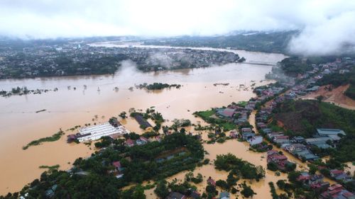 Thực tế trong đợt mưa lũ do hoàn lưu bão số 3 năm 2024 cho thấy thử thách khắc nghiệt mà cây cầu phải đối mặt. Mực nước sông khu vực cầu từng lên 35,73m, cao hơn báo động 3 tới 3,73m. Dòng nước lớn cuốn theo rác, cây và thậm chí làm trôi hai xe kiểm tra cầu. Đáng chú ý, khoảng 8h04 ngày 10/9/2024, một tàu hút cát trôi tự do từ thượng nguồn đã va vào trụ, dầm cầu, ảnh hưởng đến chất lượng và an toàn công trình.