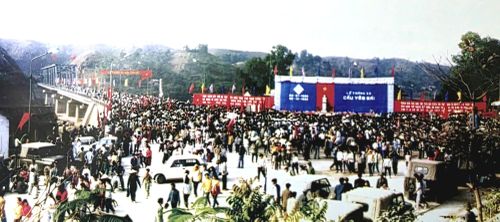 Cầu Yên Bái được khởi công ngày 3/1/1990 và hoàn thành, đưa vào khai thác ngày 30/12/1992. Hơn 30 năm qua, cây cầu trở thành một trong những công trình giao thông mang dấu ấn đặc biệt của vùng đất bên sông Hồng.