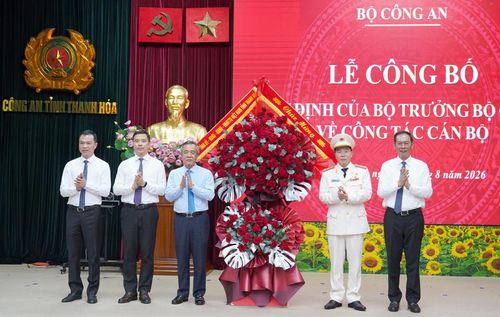 Lãnh đạo tỉnh Thanh Hóa chúc mừng đại tá Hoàng Quốc Việt. (Ảnh:https://conganthanhhoa.gov.vn/).