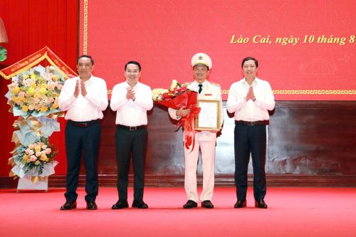 Lãnh đạo tỉnh Lào Cai tặng hoa chúc mừng Đại tá Trịnh Khắc Cường. Ảnh: Tống Huệ