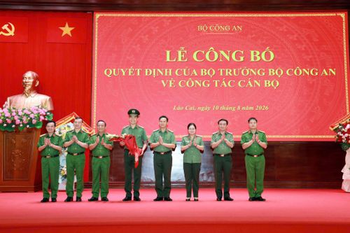 Ban Giám đốc Công an tỉnh Lào Cai chúc mừng Thiếu tướng Cao Minh Huyền, tân Cục trưởng Cục Quản lý xuất nhập cảnh. Ảnh: Tống Huệ