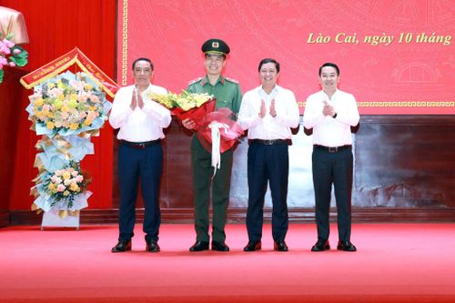 Lãnh đạo tỉnh Lào Cai tặng hoa chúc mừng Thiếu tướng Cao Minh Huyền. Ảnh: Tống Huệ