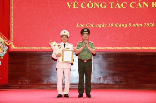 Thừa ủy quyền của Bộ trưởng Bộ Công an, Thượng tướng Phạm Thế Tùng, Thứ trưởng Bộ Công an trao quyết định cho Đại tá Trịnh Khắc Cường, tân Giám đốc Công an tỉnh Lào Cai. Ảnh: Tống Huệ