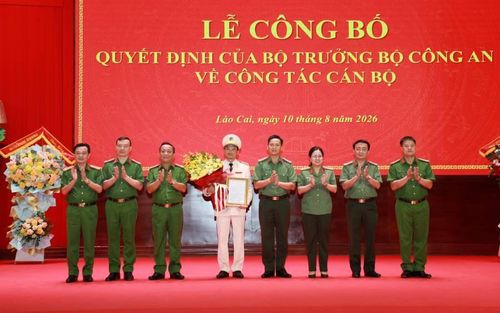 Ban Giám đốc Công an tỉnh Lào Cai tặng hoa tân Giám đốc Công an tỉnh Đại tá Trịnh Khắc Cường. Ảnh: Tống Huệ