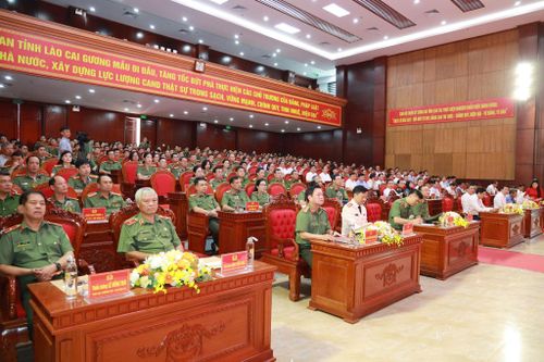 Các đại biểu tham dự buổi lễ. Ảnh: Tống Huệ