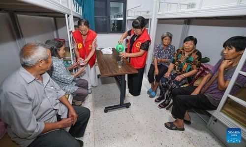 Người dân tại một nơi trú ẩn ở thị trấn Đại Điền, tỉnh Chiết Giang. Ảnh: Tân Hoa xã