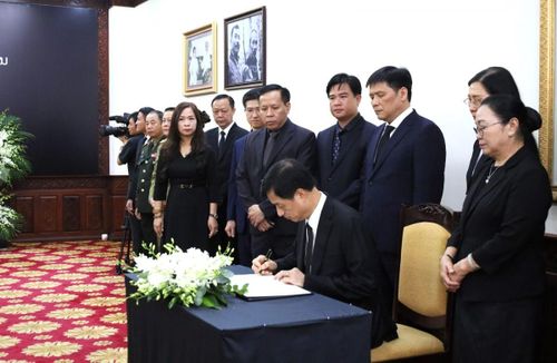 Trưởng Ban Tổ chức Trung ương Nguyễn Duy Ngọc ghi sổ tang tưởng niệm Chủ tịch Quốc hội Lào Saysomphone Phomvihane. Ảnh: CTTĐT Đảng Cộng sản Việt Nam