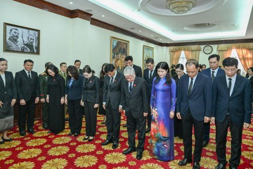 Đoàn đại biểu cấp cao Quốc hội do Phó Chủ tịch Thường trực Quốc hội Đỗ Văn Chiến dẫn đầu đã đến viếng Chủ tịch Quốc hội Lào Saysomphone Phomvihane. Ảnh: CTTĐT Đảng Cộng sản Việt Nam