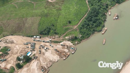 Có thời điểm doanh nghiệp ngang nhiên đưa tàu khai thác cát ở khu vực bờ sông giáp với Quốc lộ 14B.