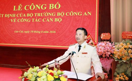 Đại tá Trịnh Khắc Cường phát biểu cảm ơn, nhận nhiệm vụ.