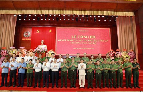 Các đại biểu chụp ảnh kỷ niệm và chúc mừng Đại tá Trịnh Khắc Cường nhận nhiệm vụ mới.