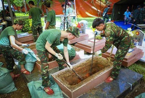 Các lực lượng triển khai khai quật, lấy mẫu. Ảnh TTXVN