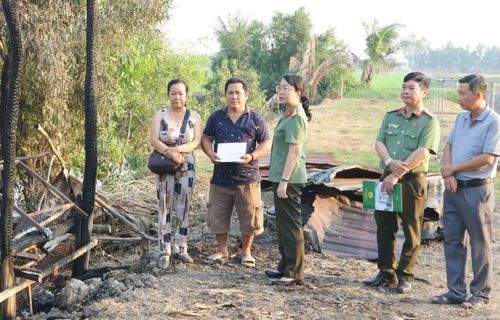 Đại tá Võ Thị Hoài Ngọc, Phó Giám đốc Công an tỉnh Đồng Tháp trao tiền hỗ trợ anh Huỳnh Văn Chưởng, Tổ phó Tổ bảo vệ ANTT ấp 5A, xã Trường Xuân.
