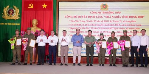Thiếu tướng Lâm Phước Nguyên, Giám đốc Công an tỉnh Đồng Tháp trao quyết định tặng “Nhà nghĩa tình đồng đội” cho 14 trường hợp.