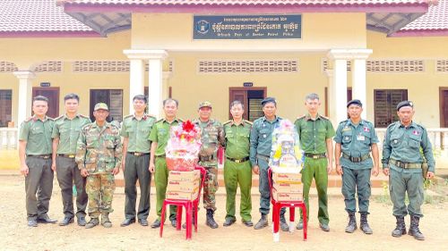 Đại diện Công an xã Đak Ơ đến thăm, chúc Tết và tặng quà Đồn Công an biên giới Ô Huýt và Đồn Bộ đội Biên phòng Ô Huýt, Campuchia.