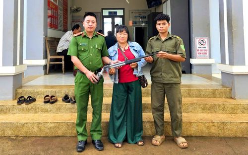 Chị Âu Thị Hương giao nộp súng tự chế cho Công an xã Đăk Ơ.