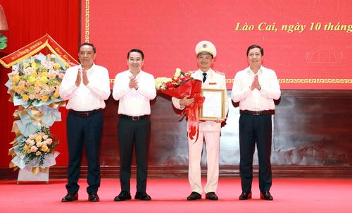  Đồng chí Dương Quốc Huy, Bí thư Tỉnh ủy và các đồng chí lãnh đạo tỉnh Lào Cai tặng hoa chúc mừng Đại tá Trịnh Khắc Cường. 