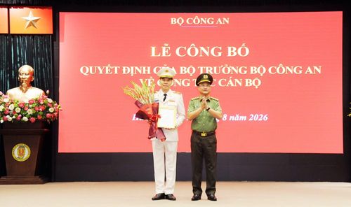 Thứ trưởng Phạm Thế Tùng trao quyết định, tặng hoa chúc mừng Thiếu tướng Cao Minh Huyền, Cục trưởng Cục Quản lý xuất nhập cảnh.