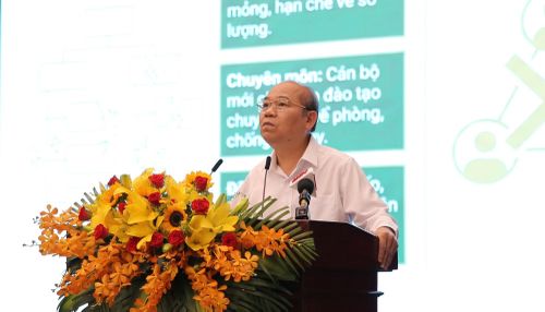 Đồng chí Trần Văn Bảy, Phó Chủ tịch UBND TP Hồ Chí Minh, phát biểu tham luận tại hội nghị.